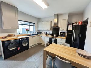 Kitchen Diner- click for photo gallery